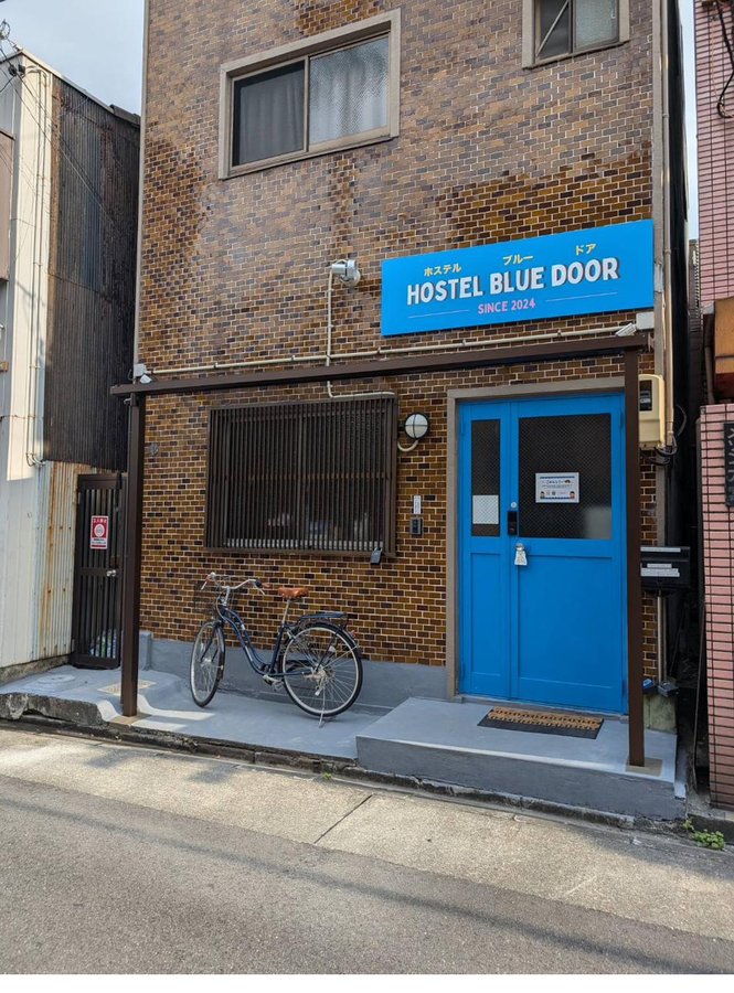 ホステル ブルー ドア 名古屋の外観と青い玄関ドア